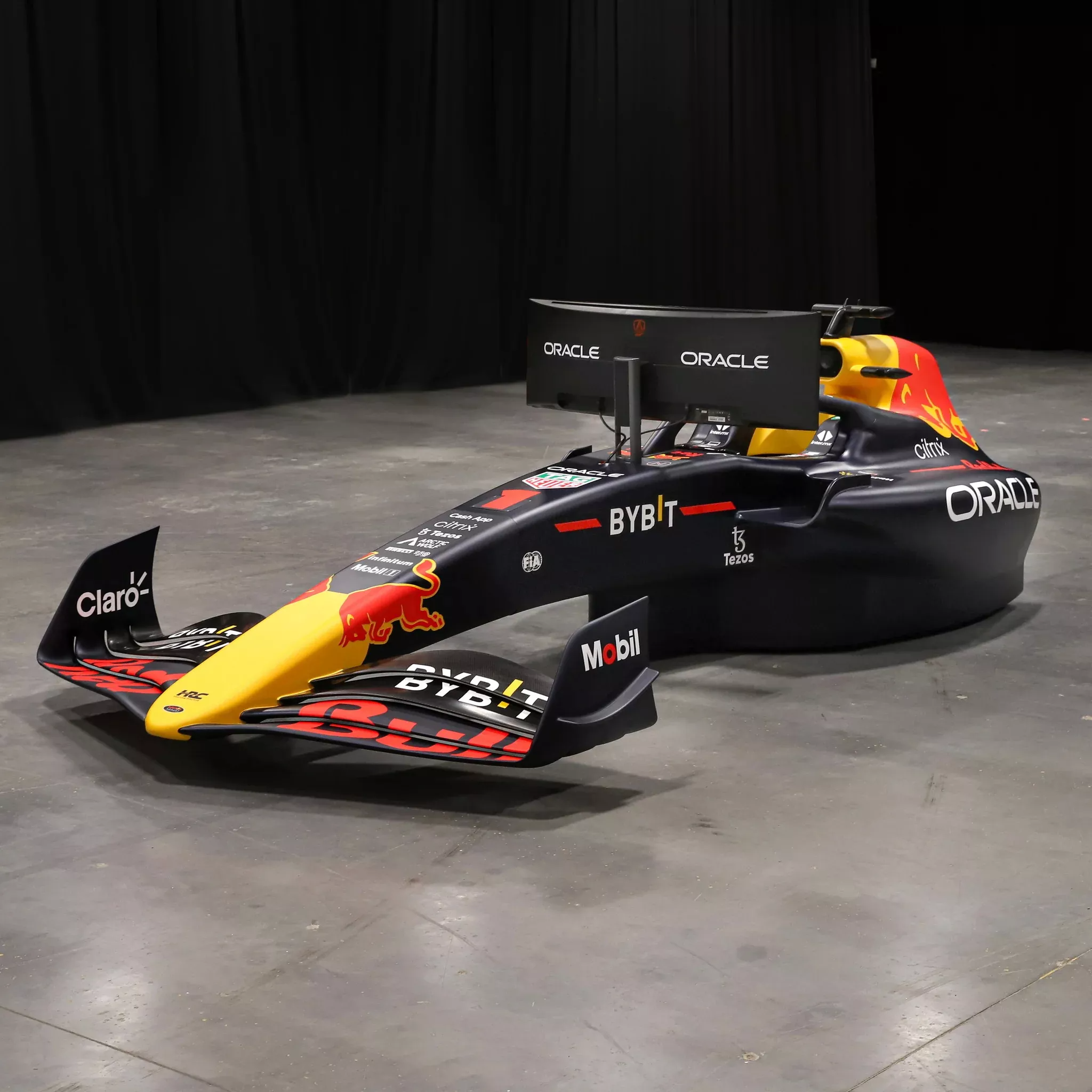 Formula 1 car without wheels and motor for 0,000 Oracle Red Bull Racing RB18 racing simulator presented