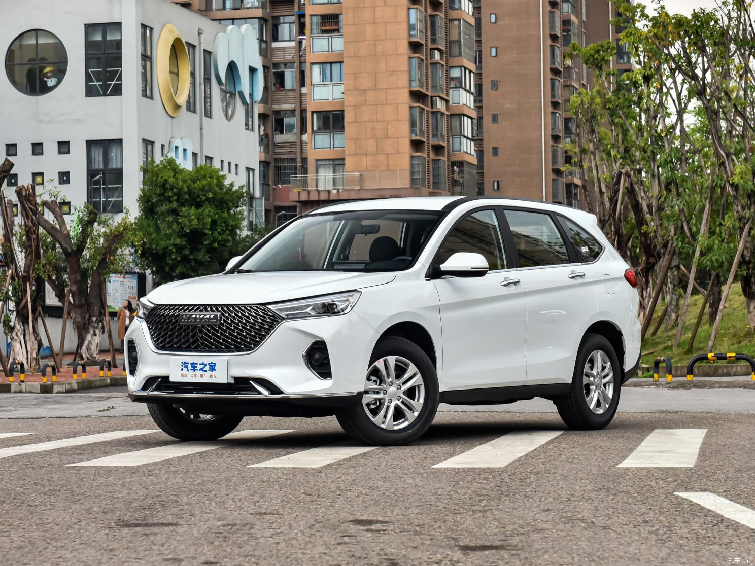A real workhorse from Haval.  Chinese dealers received the crossover Haval H6 Plus 2023, which was estimated at 10.5 thousand dollars