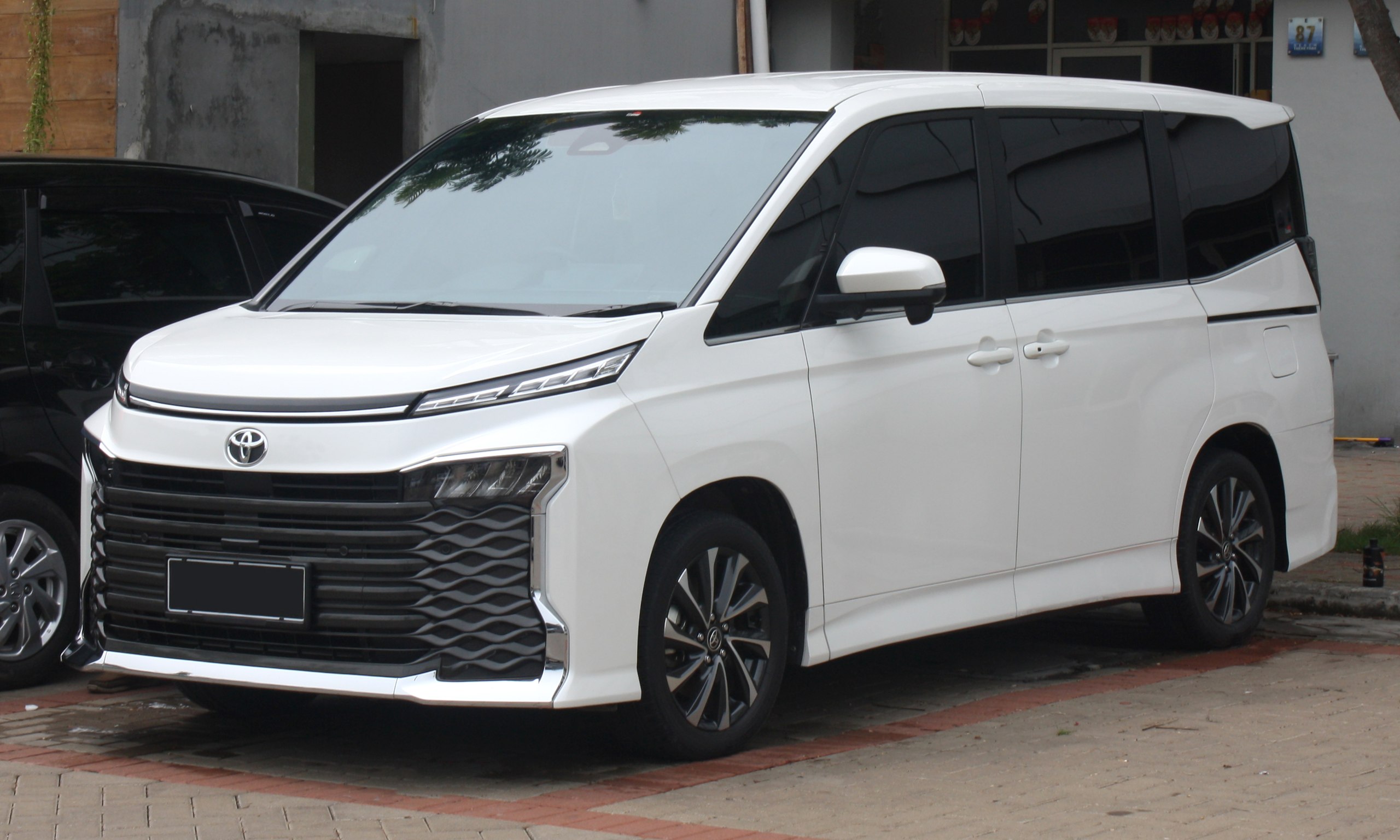A 7-seat mini-Alphard was brought to Russia for 2.2 million rubles.  Dealers began to offer Russians Toyota Voxy 2023