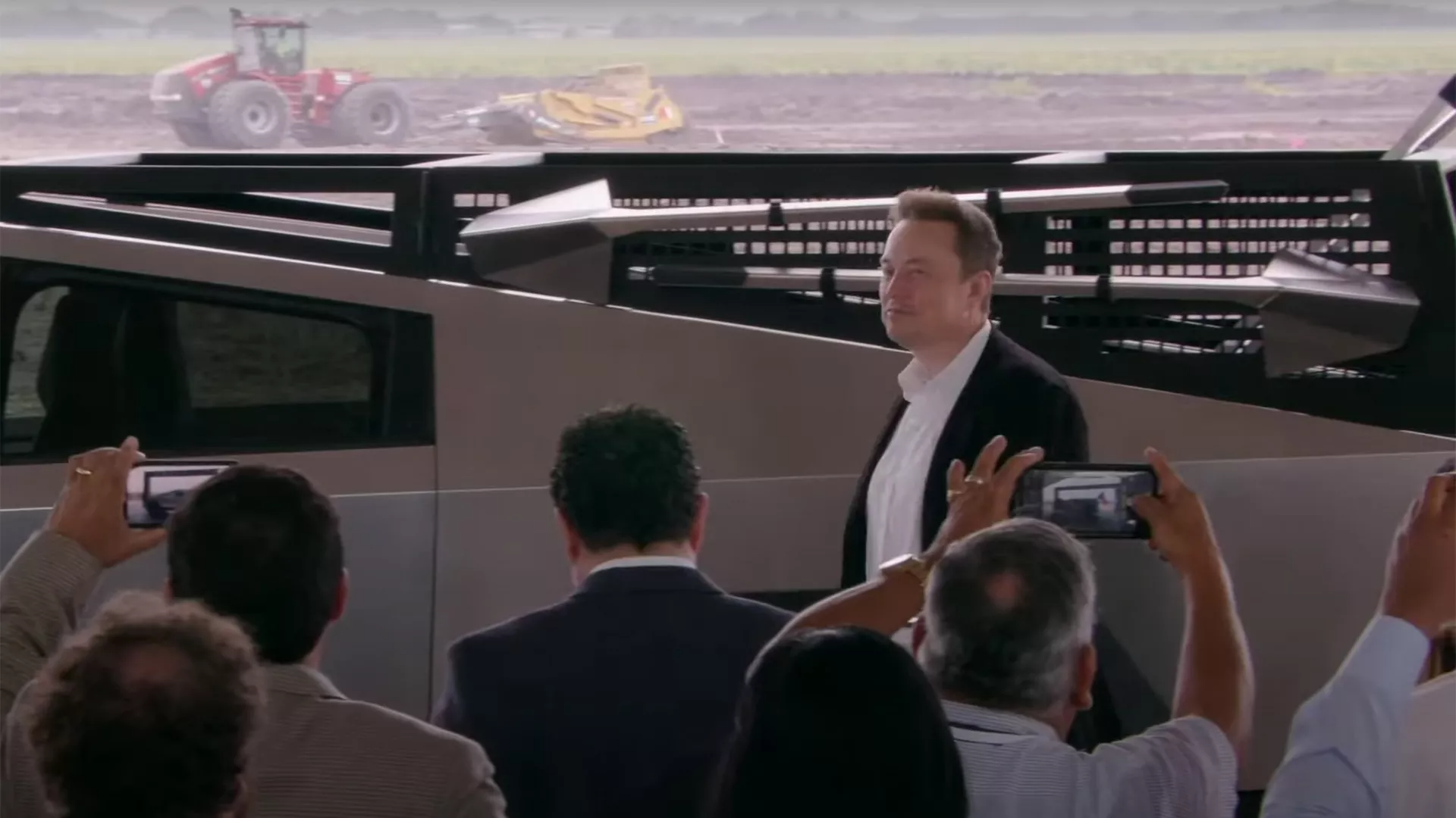 Elon Musk showed another Cybertruck, with shovels on board