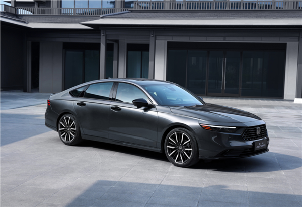 5 meters long, 206 hp, consumption of 4.9 liters per 100 km and the price of 32 thousand dollars.  Sales of the newest Honda Accord sedan started in China