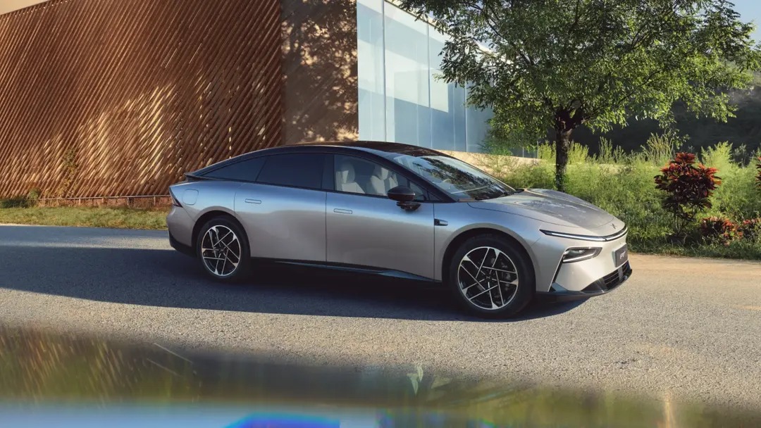 Ответ Tesla из Китая: новые версии Xpeng P7+ объединяют ИИ, рекордную зарядку и гибридный запас хода до 1400 км