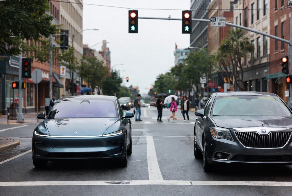 Электромобили оказались не опаснее для пешеходов, чем бензиновые