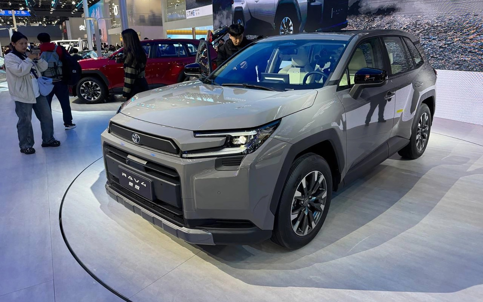 Совершенно новый Toyota RAV4 приедет в Россию 10 января, заказы на машины принимаются от 4,1 млн рублей