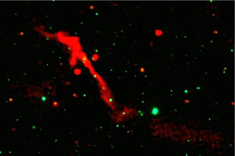 Чёрная дыра J1007+3540 «пробудилась» после 100 млн лет паузы и выбрасывает гигантские джеты сквозь «кокон» древнего излучения