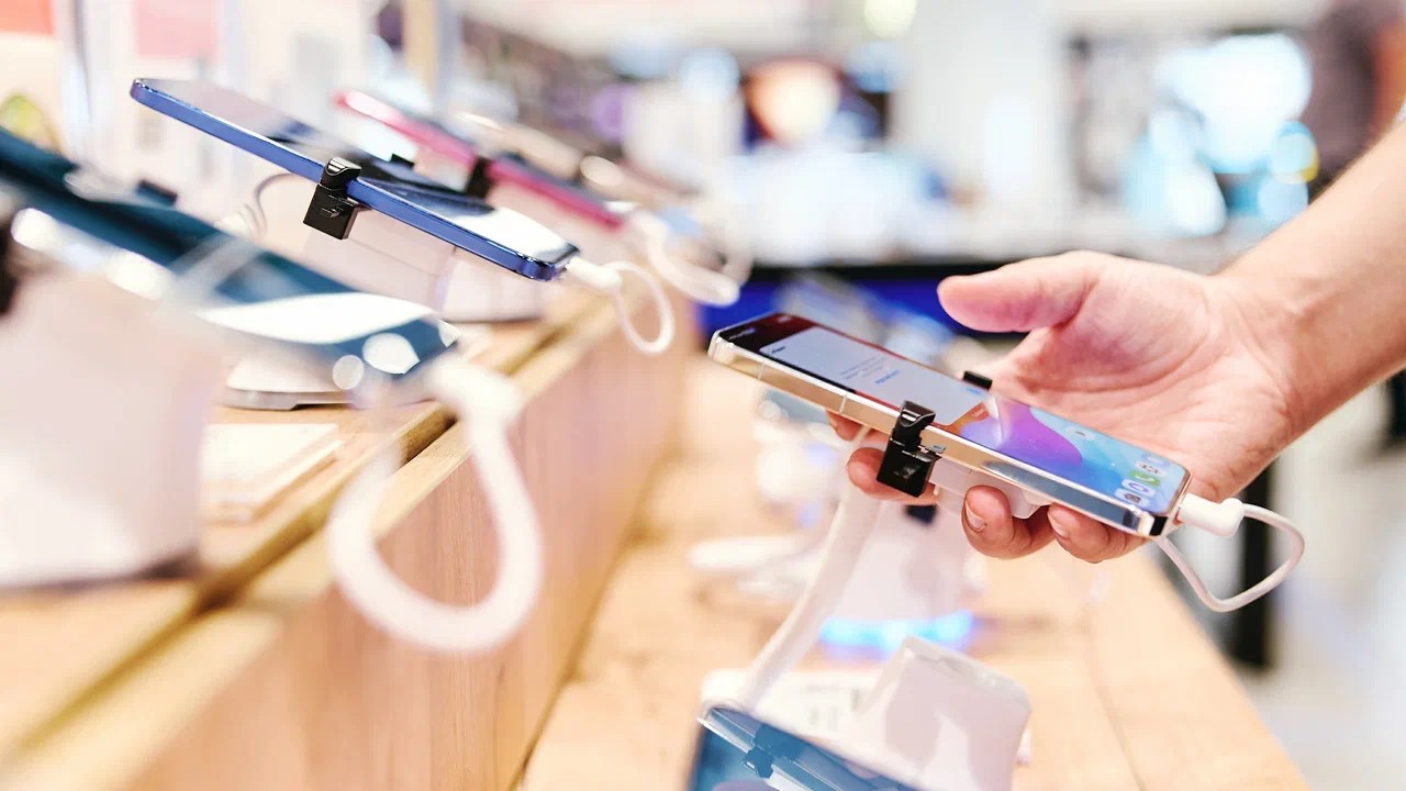 Разбитый экран и проблемы с аккумулятором. Главные причины обращения владельцев смартфонов в сервис в 2025 году назвали в  «М.Видео»