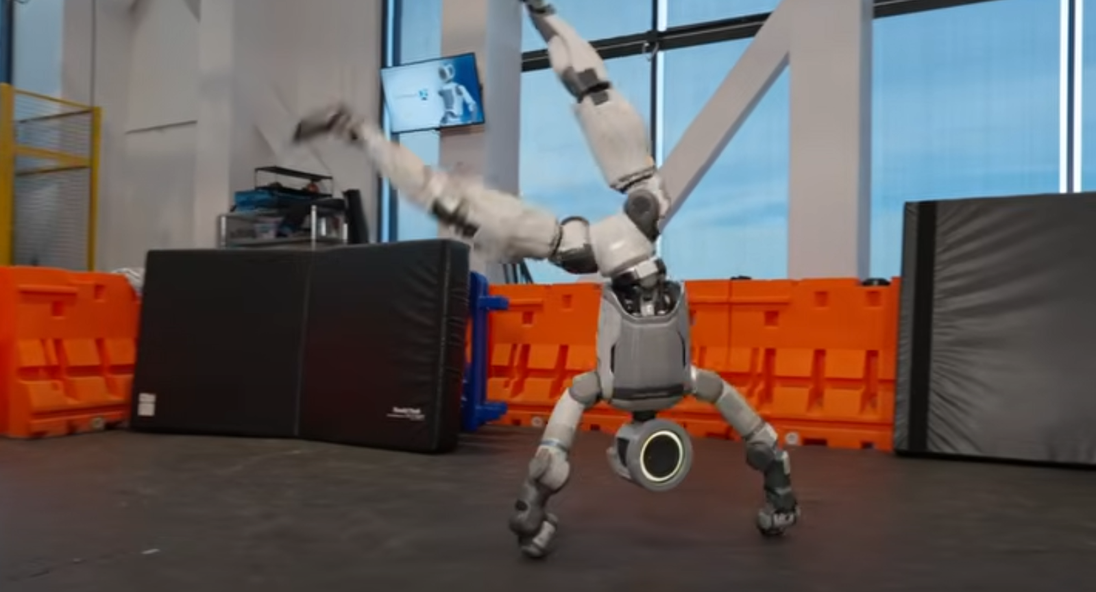 Они стали ещё умнее и проворнее. Робот Atlas выполняет рондад, сальто и другие трюки