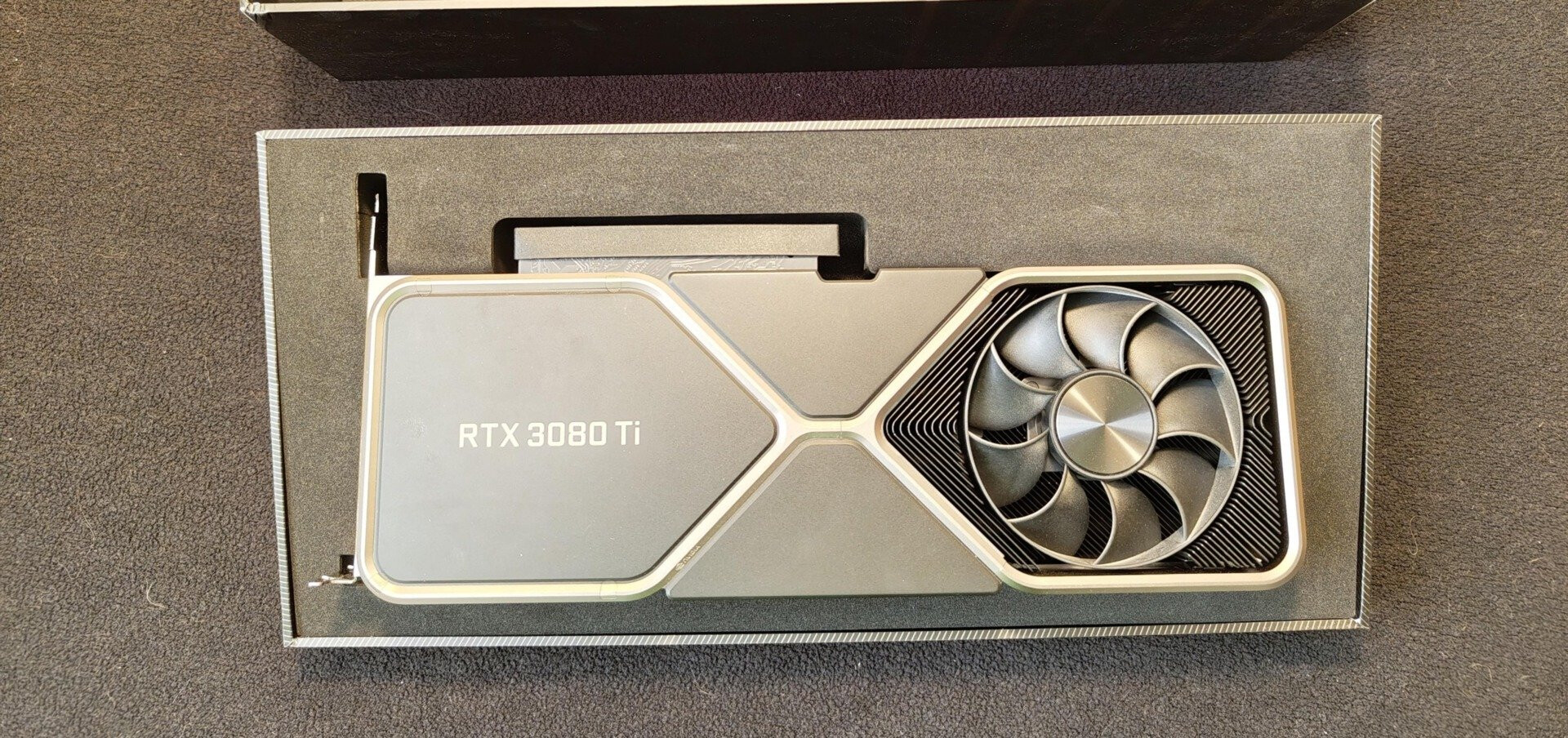 Инженерный образец невышедшей GeForce RTX 3080 Ti 20GB протестировали в играх, и это примерно та же RTX 3080