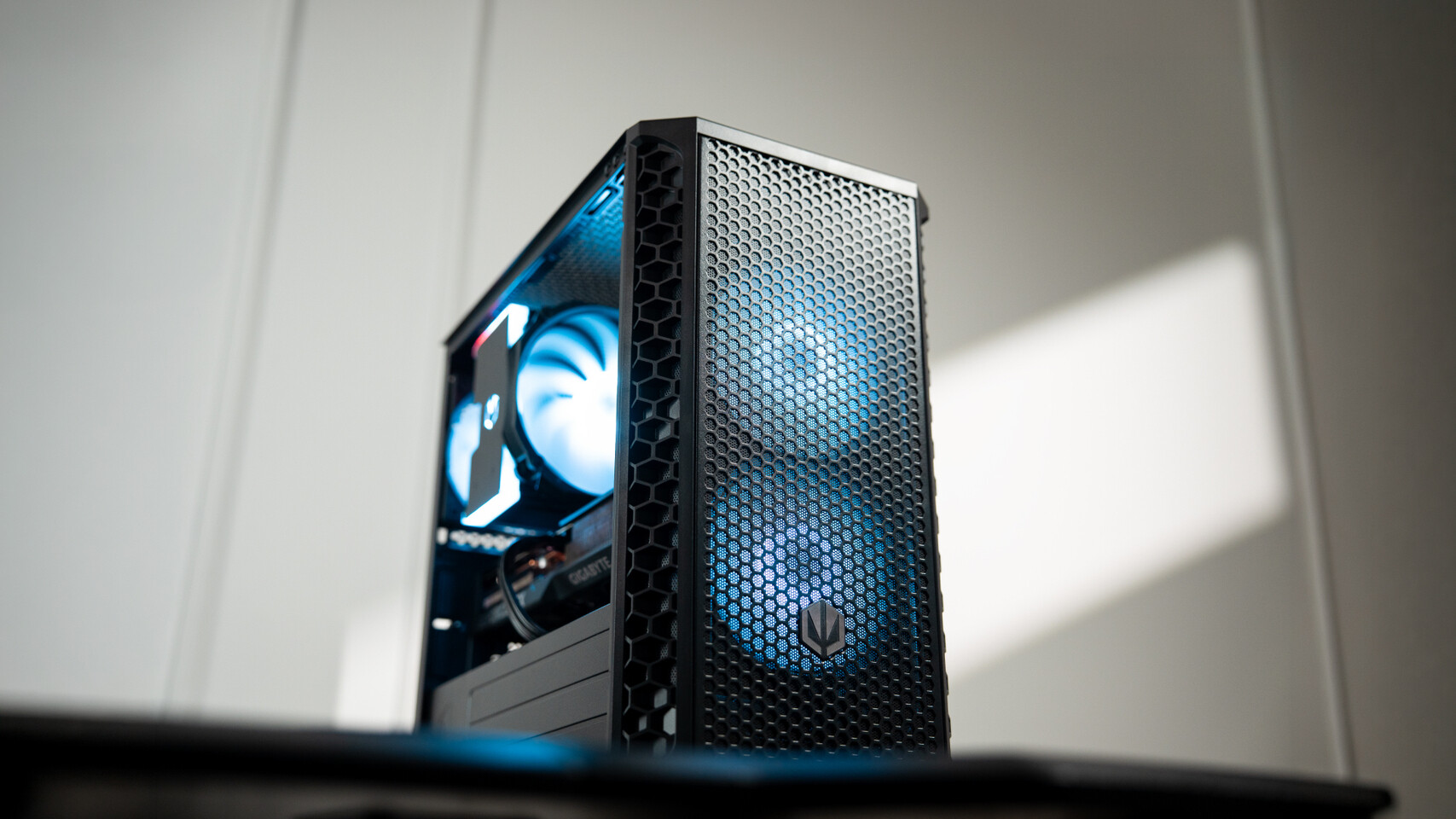 Компактный корпус без всяких «аквариумных» стёкол. Endorfy выпустила модель Signum M30 формата microATX