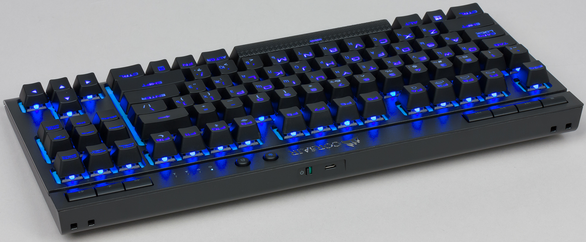 Corsair k63. Corsair k63 Wireless. Галерея на клавиатуру. Игровая механическая клавиатура на синих свечах.