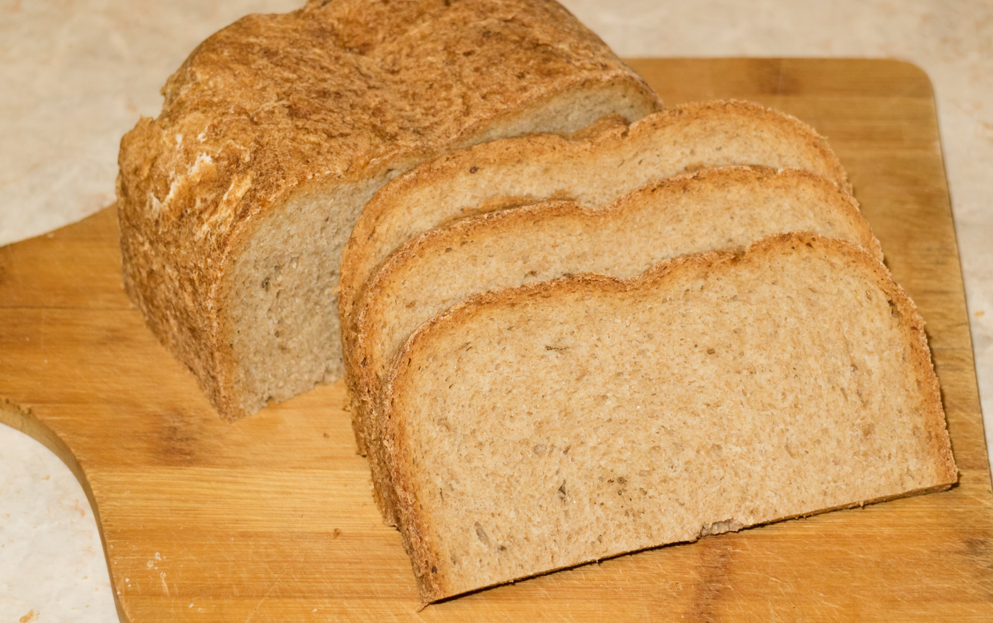 Хлеб из цельнозерновой муки рецепт без дрожжей. Хлеб в духовке в домашних на сыворотке. Хлеб из хлебопечки. Цельнозерновой хлеб в хлебопечке. Хлеб из муки 2 сорта.