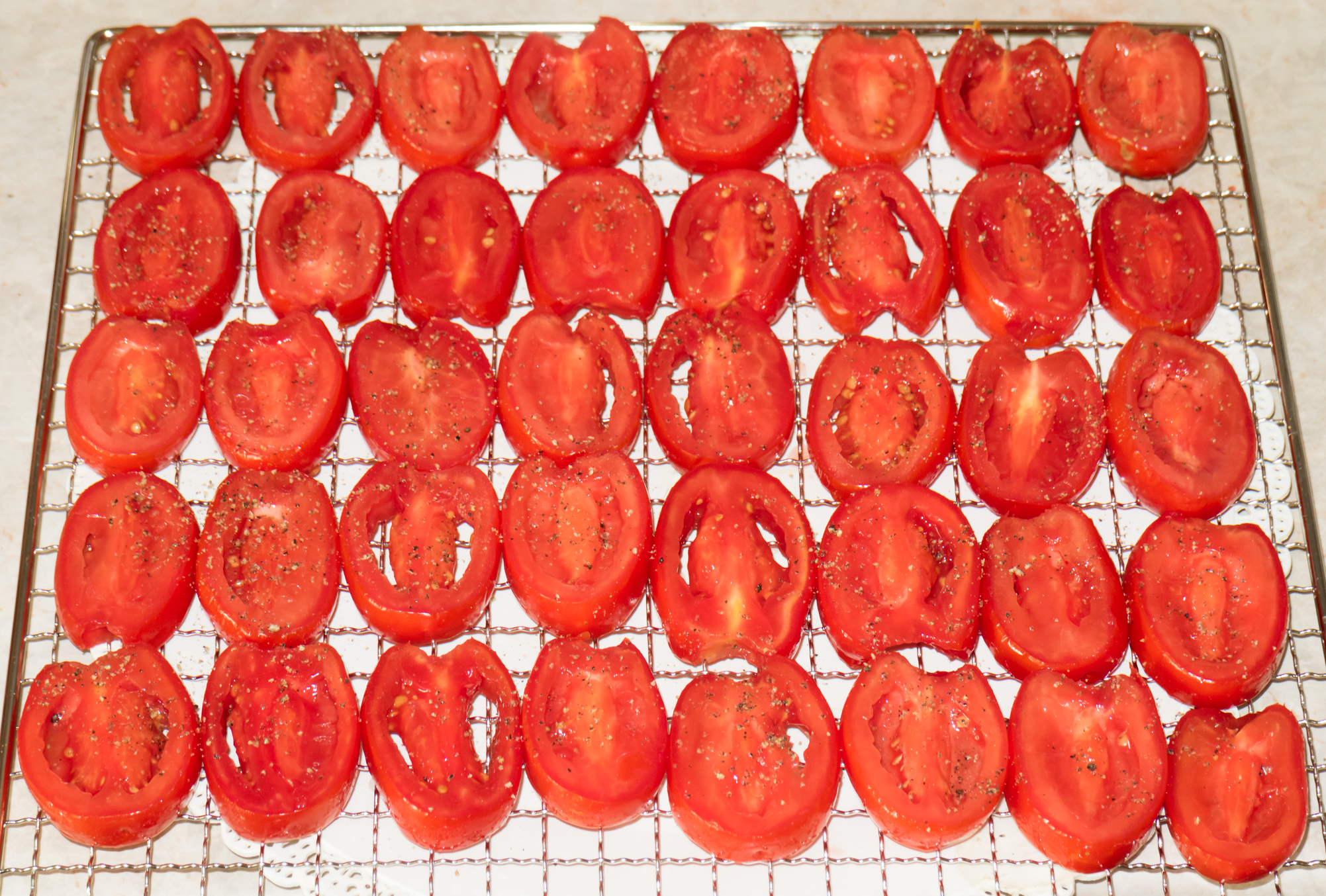 Мышь помидор метро помощь подобрать. Помидорки в дегидраторе. Масса помидора. Томаты, вес. Вяленые помидоры размер томатов.