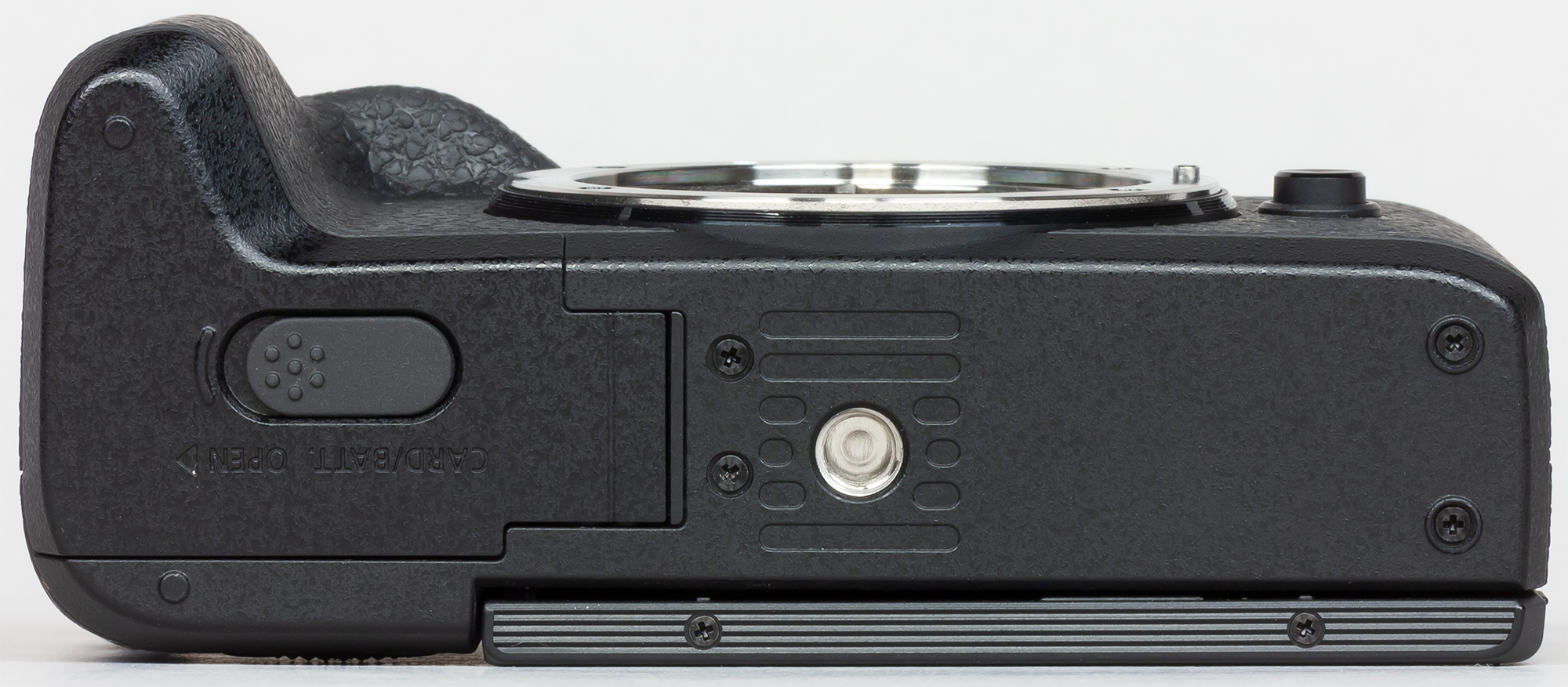 M6 mark ii. Canon m6 Mark II HDMI. Чехол Canon EOS M вид снизу. Canon m6 Mark II Батарейная крышка. Чехол Canon m100 вид снизу.