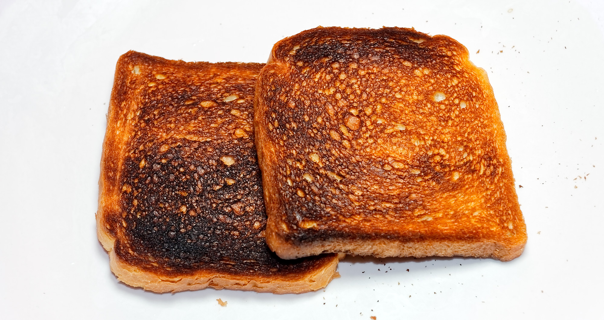 Как пользоваться тостером для хлеба. Хлеб в обжаренный в тостере. Подгоревший хлеб. Тостар. Выложить хлебные ломтики на сухой противень.