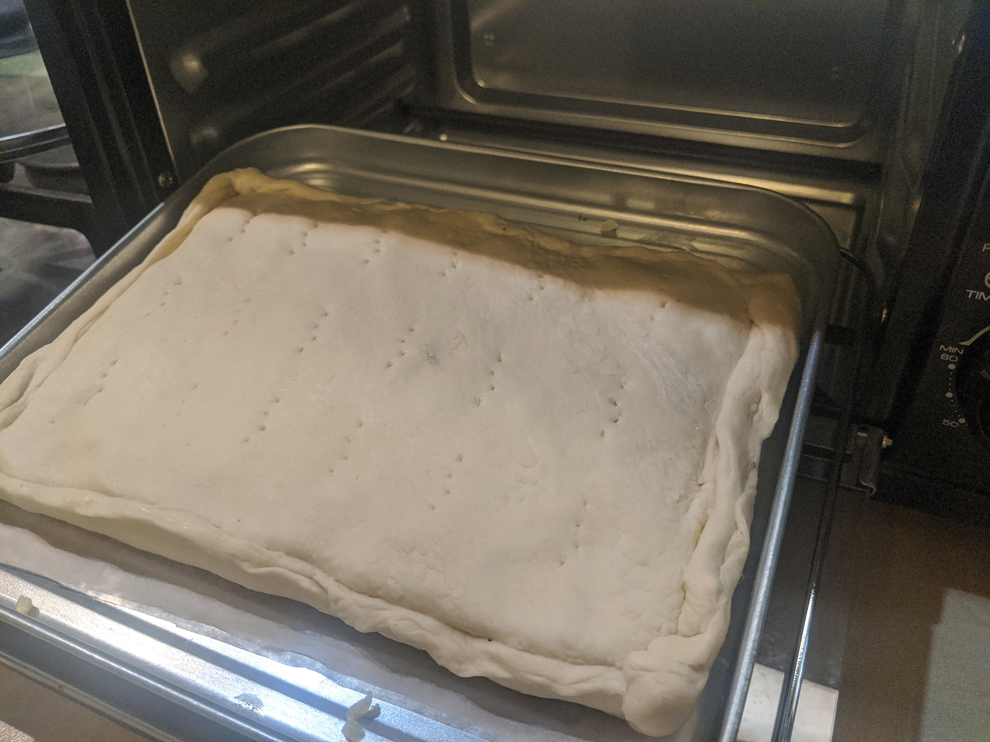Gemlux gl-or-810. Разогрев замороженного пирога в духовом шкафу. Тесто 230 грам сколько размораживается. Что можно постелить на противень чтобы выпечь бутеры. Можно ли размораживать слоеное тесто в микроволновке