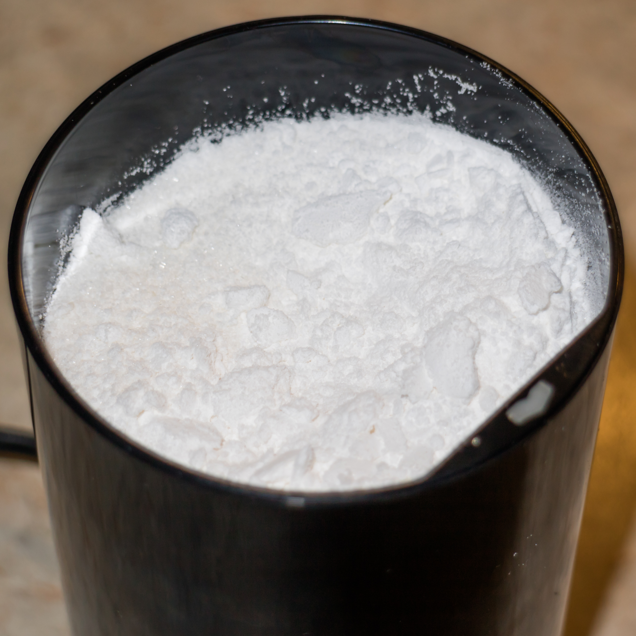 Можно ли заменить сахарную пудру сахаром. Сахарная пудра в открытой кофемолке.