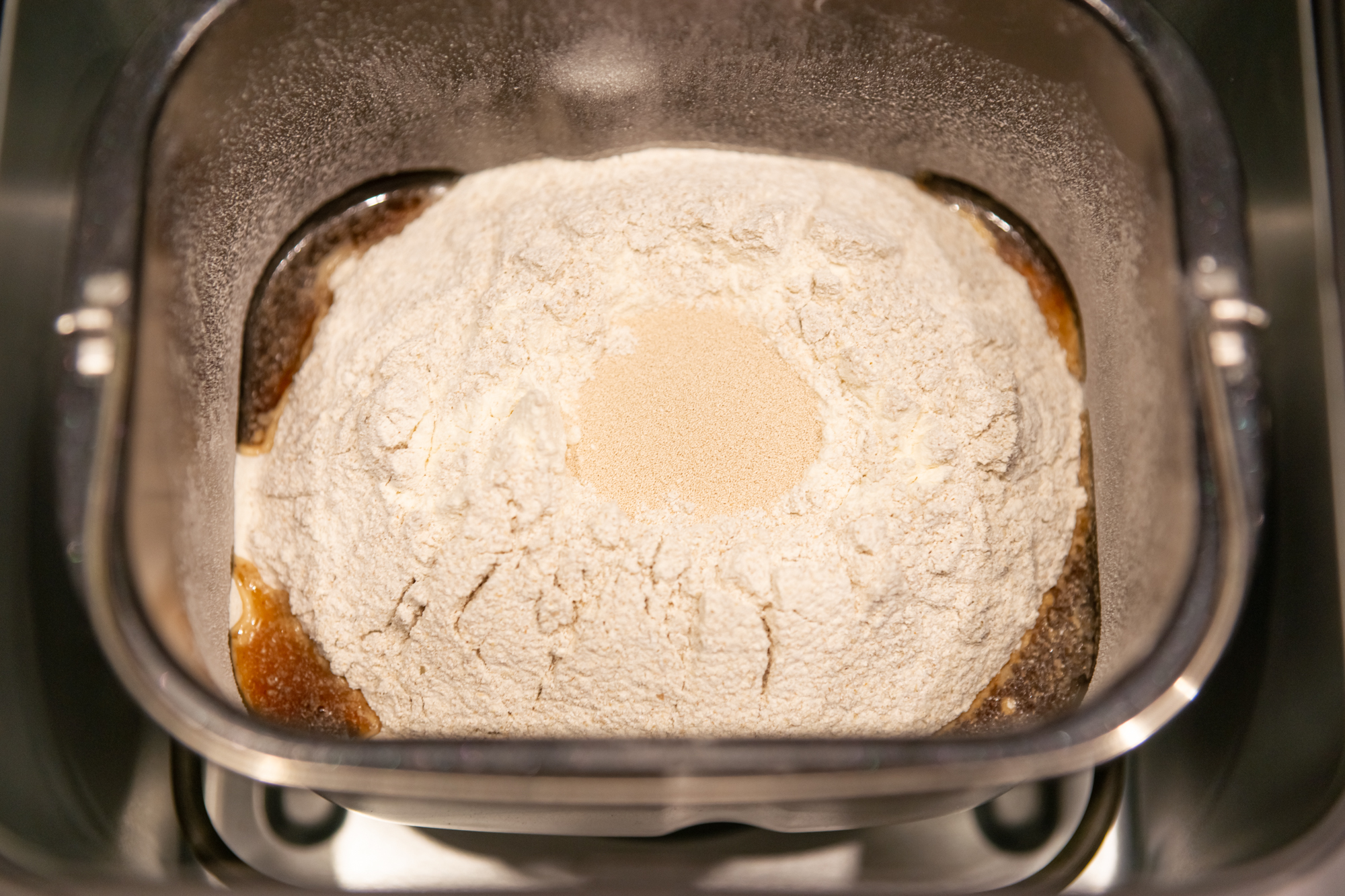 Лучшее тесто для хлебопечки. Французский хлеб в хлебопечке. Тесто бездрожжевое в хлебопечке редмонд. Хлеб бездрожжевой с орехами в хлебопечке редмонд. Белый хлеб в хлебопечке Oursson.