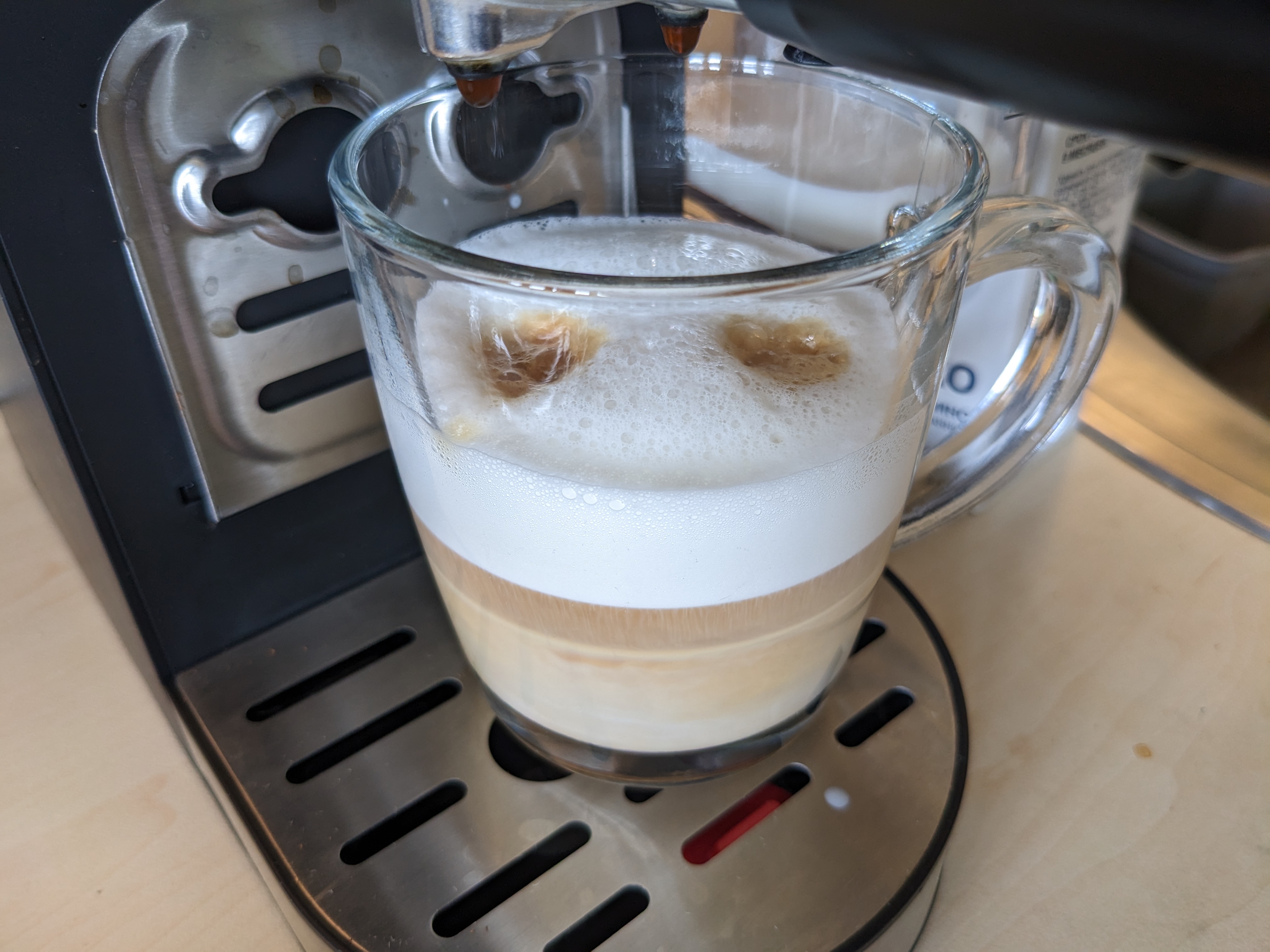 Кофемашина наливает меньше кофе. Капучинатор Garlyn l90. Взбивать молоко прибор. Кофемашина плохо взбивает молоко в капучинаторе. Рожок к кофеварке Гарлин.