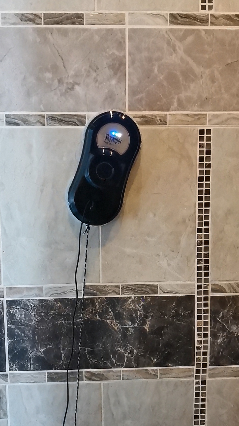 Обзор робота для мытья окон Red Solution SkyWiper RV-RW001S