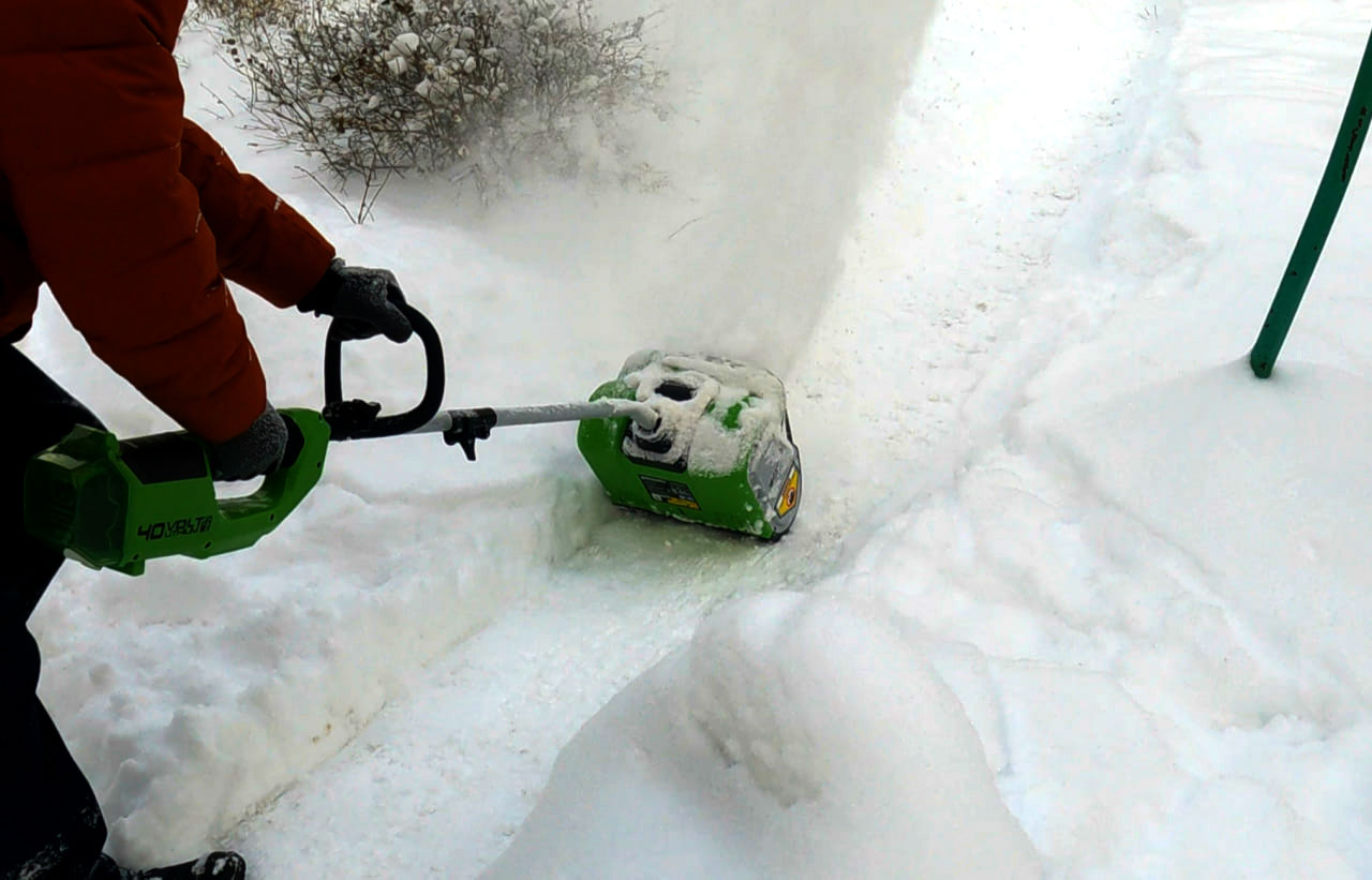 Снегоуборочная лопата электрическая и аккумуляторная. Какую выбрать?