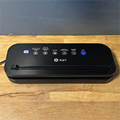 Вакуумный упаковщик Suvi VS-8811: 5 режимов работы, мощность всасывания до 60 кПа, встроенный резак, шланг для внешнего вакуумирования и пробка для бутылок