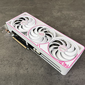 Видеокарта Colorful iGame GeForce RTX 5070 Ultra W OC (12 ГБ): бело-розовый окрас, скромная подсветка, стандартные габариты, умеренно шумный кулер