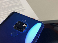 Флагманский камерофон Huawei Mate 20 Pro без подэкранного сканера отпечатков пальцев стоит значительно меньше