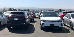 Будущий хит Volkswagen — электрический кроссовер ID.4 — запечатлели живьём на парковке 