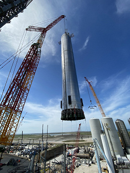 Илон Маск показал установку гигантской ракеты Super Heavy на место старта и анонсировал свою биографию