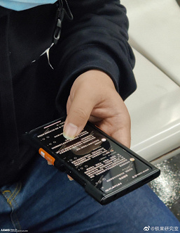 Первые живые фото Xiaomi 12: смартфон заметили в руках пользователя в метро