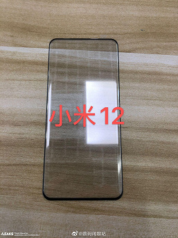 The first live photos of Xiaomi 12: the smartphone was noticed in the hands of the user in the subway