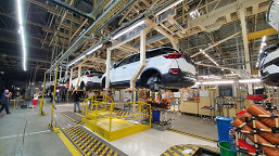 АвтоВАЗ запустил производство кроссовера Lada X-Cross 5 на бывшем заводе Nissan в Санкт-Петербурге. Фото с конвейера