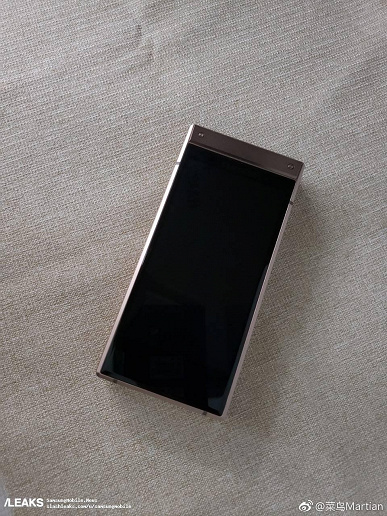 Флагманский смартфон-раскладушка Samsung W2019 позирует на новых фото