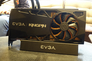 Оверклокерская видеокарта EVGA GeForce RTX 2080 Ti Kingpin позирует на «живых» фото