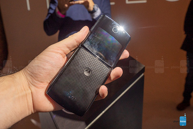 Motorola Razr — единственный гибкий смартфон, у которого не видно складку на экране