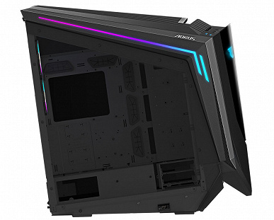 Плата в корпусе Gigabyte Aorus C700 Glass оказывается повернута на небольшой угол