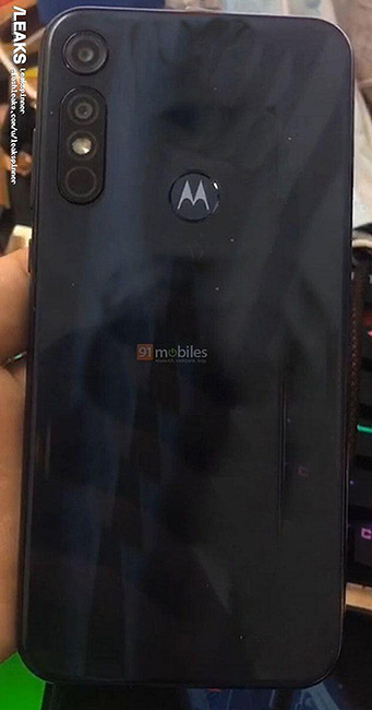 Бюджетный смартфон Moto E7 Plus позирует на живых фото