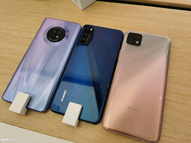 Новый Huawei без каких-либо отверстий и еще два смартфона Huawei на качественных фотографиях