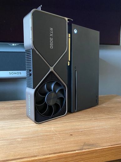 GeForce RTX 3090 рядом с Xbox Series X на одном фото. Видеокарта кажется даже крупнее