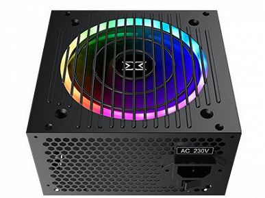 В блоках питания начального уровня Xigmatek Spectrum вентилятор украшен подсветкой RGB