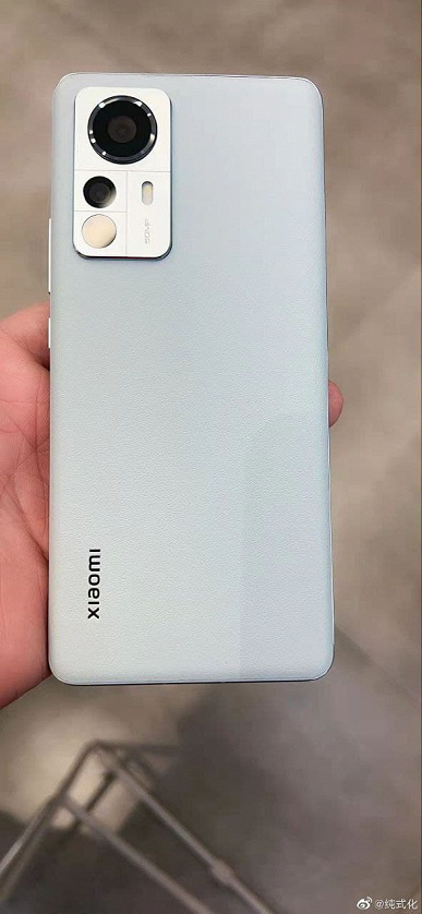 Xiaomi 12 was shown in the photo live. The flagships have already been delivered to retail stores in China