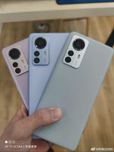Xiaomi 12 was shown in the photo live. The flagships have already been delivered to retail stores in China