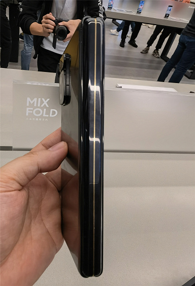 Xiaomi Mix Fold показали вживую сразу после анонса: складка на экране никуда не делась
