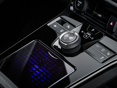 Представлен электромобиль Toyota bZ4X со штурвалом, большим экраном и беспроводной зарядкой для смартфона