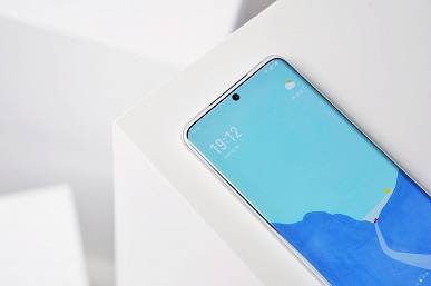 Белый смартфон Meizu 18 по итогу получил обычный экран