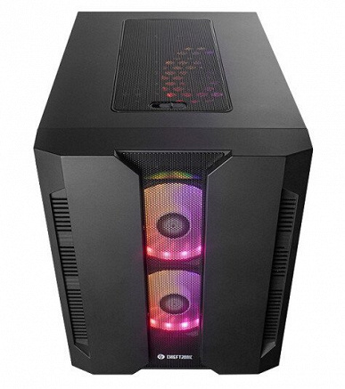 Боковые панели корпуса Chieftronic M2 Gaming Cube изготовлены из стекла