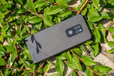 Неубиваемый смартфон Motorola Defy с IP68 и Gorilla Glass Victus показали на живых фото