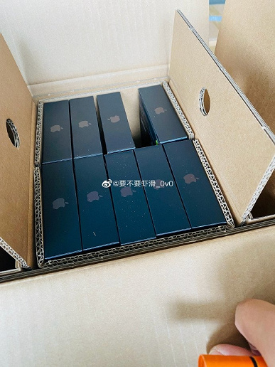 Тысячи iPhone 13 показали на складе: первые фотографии новой чёрной коробки iPhone 13 Pro Max без упаковочной плёнки