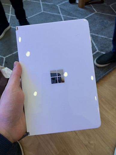 Появились первые живые фото Microsoft Surface Neo с двумя экранами