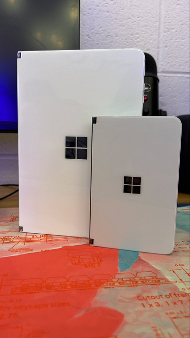 Появились первые живые фото Microsoft Surface Neo с двумя экранами